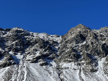 Albula Alpleri 'ndeki Chlein Schwarzhorn (2967 m) dağ zirvesine ve İsviçre dağ yolu üzerindeki Fluela (Fluelapass), Davos - İsviçre Grisonlar Kantonu (Schweiz)