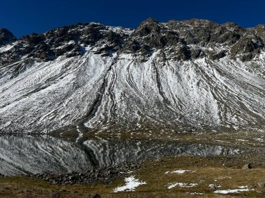 Albula Alpleri 'ndeki Chlein Schwarzhorn (2967 m) dağ zirvesine ve İsviçre dağ yolu üzerindeki Fluela (Fluelapass), Davos - İsviçre Grisonlar Kantonu (Schweiz)