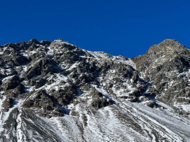 Albula Alpleri 'ndeki Chlein Schwarzhorn (2967 m) dağ zirvesine ve İsviçre dağ yolu üzerindeki Fluela (Fluelapass), Davos - İsviçre Grisonlar Kantonu (Schweiz)