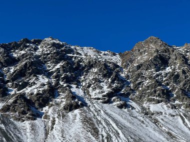 Albula Alpleri 'ndeki Chlein Schwarzhorn (2967 m) dağ zirvesine ve İsviçre dağ yolu üzerindeki Fluela (Fluelapass), Davos - İsviçre Grisonlar Kantonu (Schweiz)