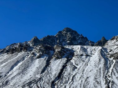Albula Alpleri 'ndeki Schwarzhorn (3147 m) kayalık dağ zirvesine ilk kar yağışı Fluela (Fluelapass), Davos - İsviçre' nin Grisonlar Kantonu (Schweiz)