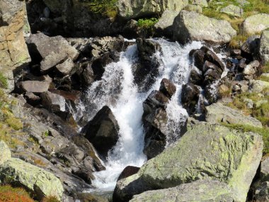 İsviçre karayolu geçidi Fluela (Fluelapass), Zernez - İsviçre Grisonlar Kantonu (Schweiz) üzerinde dağ şelaleleri ve Alp akıntısı Ova da Radont (Ova da Radoent) şelaleleri)