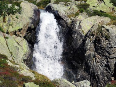 İsviçre karayolu geçidi Fluela (Fluelapass), Zernez - İsviçre Grisonlar Kantonu (Schweiz) üzerinde dağ şelaleleri ve Alp akıntısı Ova da Radont (Ova da Radoent) şelaleleri)