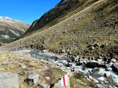 Albula Alpleri 'nin dağlık kesiminde ve İsviçre dağ yolu üzerindeki Fluela (Fluelapass), Zernez - Grisonlar Kantonu, İsviçre (Kanton Graubuenden, Schweiz)