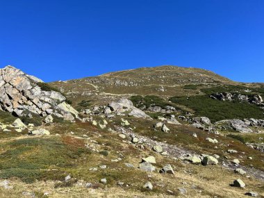 Albula Alpleri 'nin yüksek dağları ve İsviçre dağ yolu üzerindeki Fluela (Fluelapass), Zernez - İsviçre Grisonlar Kantonu (Schweiz)