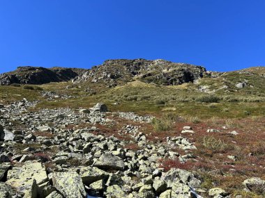 Albula Alpleri 'nin yüksek dağları ve İsviçre dağ yolu üzerindeki Fluela (Fluelapass), Zernez - İsviçre Grisonlar Kantonu (Schweiz)