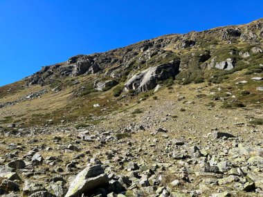 Albula Alpleri 'nin yüksek dağları ve İsviçre dağ yolu üzerindeki Fluela (Fluelapass), Zernez - İsviçre Grisonlar Kantonu (Schweiz)