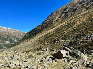 Albula Alpleri 'nin yüksek dağları ve İsviçre dağ yolu üzerindeki Fluela (Fluelapass), Zernez - İsviçre Grisonlar Kantonu (Schweiz)