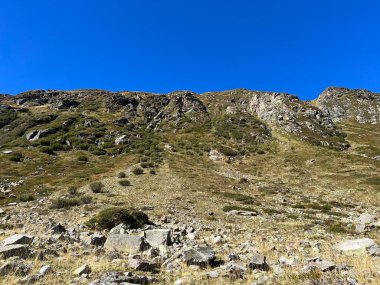 Albula Alpleri 'nin yüksek dağları ve İsviçre dağ yolu üzerindeki Fluela (Fluelapass), Zernez - İsviçre Grisonlar Kantonu (Schweiz)