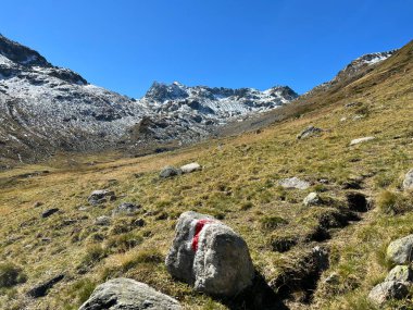 Albula Alpleri ve Fluela (Fluelapass) dağ yolu üzerindeki İsviçre Alp Dağları 'nda yürüyüş rotaları veya dağcılık rotaları (Kanton Graubden, Schweiz)