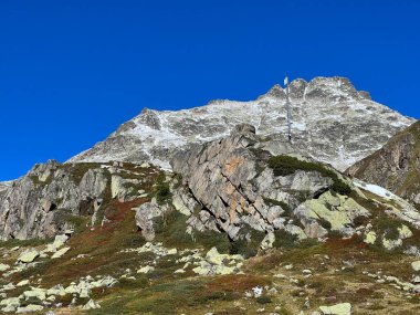 Albula Alpleri 'nin dağlık kesimindeki kayalık tepelerde ilk sonbahar karı Fluela (Fluelapass), Zernez - Grisonlar Kantonu, İsviçre (Kanton Graubuenden, Schweiz)