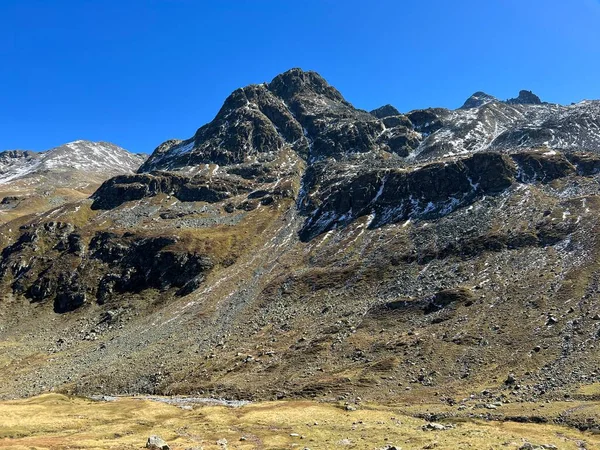 Albula Alpleri Nin Dağlık Kesimindeki Kayalık Tepelerde Ilk Sonbahar Karı — Stok fotoğraf