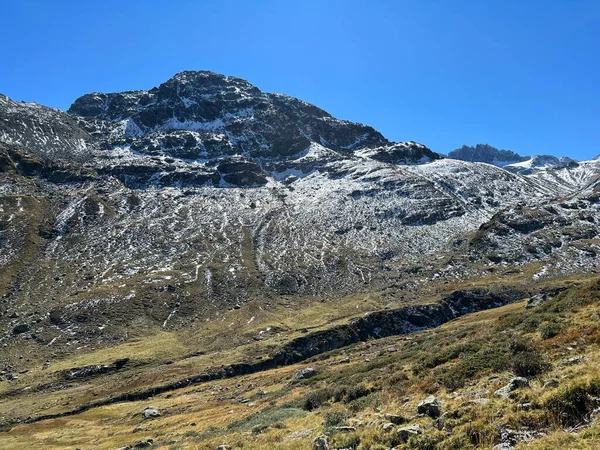 Albula Alpleri Nin Dağlık Kesimindeki Kayalık Tepelerde Ilk Sonbahar Karı — Stok fotoğraf