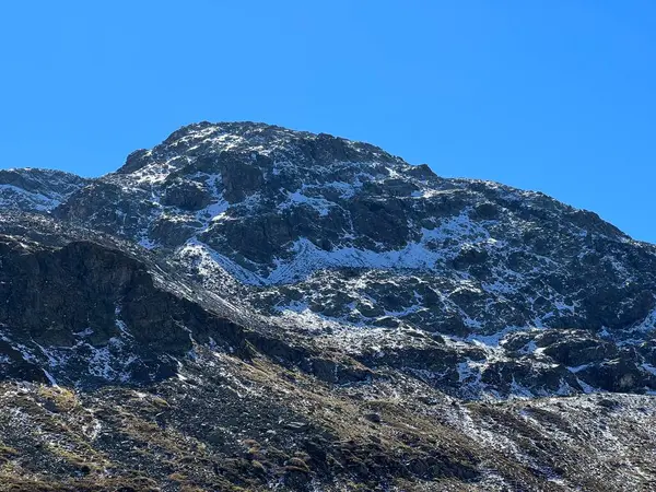 Albula Alpleri 'nin dağlık kesimindeki kayalık tepelerde ilk sonbahar karı Fluela (Fluelapass), Zernez - Grisonlar Kantonu, İsviçre (Kanton Graubuenden, Schweiz)