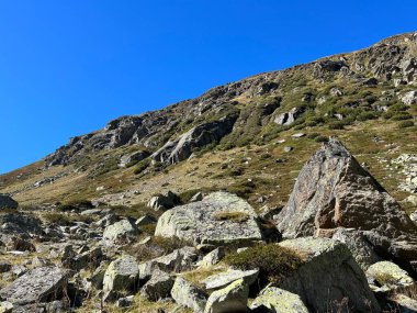 Albula Alpleri ve İsviçre dağ yolu üzerindeki sonbahar Alp dağlarında kayalar ve taşlar Fluela (Fluelapass), Zernez - Grisonlar Kantonu, İsviçre (Kanton Graubuenden, Schweiz)