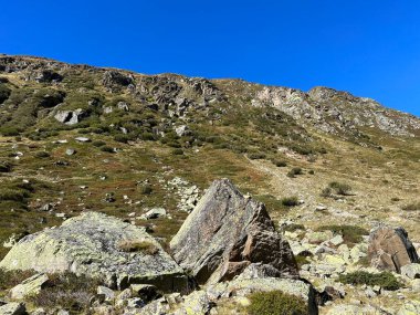 Albula Alpleri ve İsviçre dağ yolu üzerindeki sonbahar Alp dağlarında kayalar ve taşlar Fluela (Fluelapass), Zernez - Grisonlar Kantonu, İsviçre (Kanton Graubuenden, Schweiz)