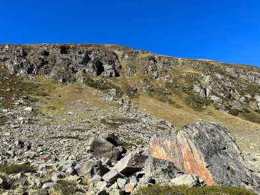 Albula Alpleri ve İsviçre dağ yolu üzerindeki sonbahar Alp dağlarında kayalar ve taşlar Fluela (Fluelapass), Zernez - Grisonlar Kantonu, İsviçre (Kanton Graubuenden, Schweiz)