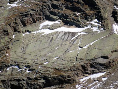 Albula Alpleri ve İsviçre dağ yolu üzerindeki sonbahar Alp dağlarında kayalar ve taşlar Fluela (Fluelapass), Zernez - Grisonlar Kantonu, İsviçre (Kanton Graubuenden, Schweiz)