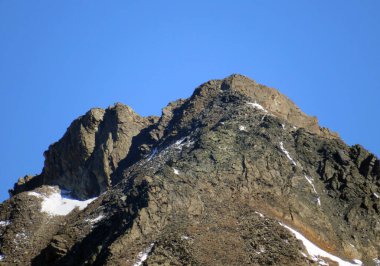 Albula Alpleri ve İsviçre dağ yolu üzerindeki sonbahar Alp dağlarında kayalar ve taşlar Fluela (Fluelapass), Zernez - Grisonlar Kantonu, İsviçre (Kanton Graubuenden, Schweiz)
