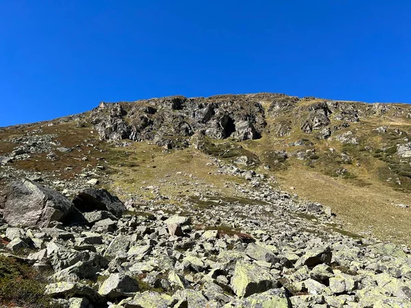 瑞士格里森州Zernez Canton Grisons Kanton Graubuenden Schweiz Albula阿尔卑斯山区秋季高山环境中的岩石和石头 — 图库照片
