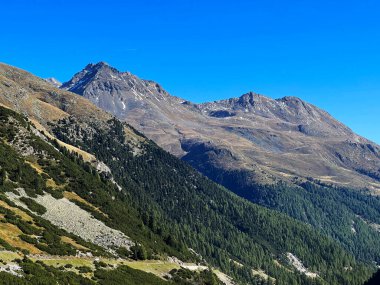 Albula Alpleri 'nin üzerinde ve İsviçre karayolu geçidi Fluela (Fluelapass), Zernez - Grisonlar Kantonu, İsviçre (Kanton Graubuenden, Schweiz) üzerinde Rocky Dağı tepeleri Piz Mutera (3044 m) ve Piz Chaste (2849 m).)