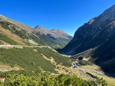Albula Alpleri 'nin üzerinde ve İsviçre karayolu geçidi Fluela (Fluelapass), Zernez - Grisonlar Kantonu, İsviçre (Kanton Graubuenden, Schweiz) üzerinde Rocky Dağı tepeleri Piz Mutera (3044 m) ve Piz Chaste (2849 m).)