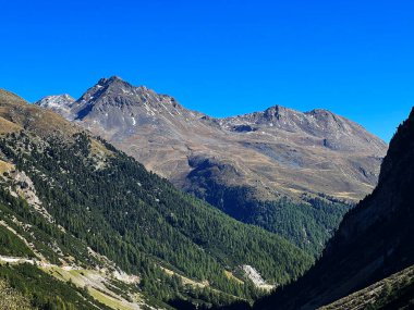 Albula Alpleri 'nin üzerinde ve İsviçre karayolu geçidi Fluela (Fluelapass), Zernez - Grisonlar Kantonu, İsviçre (Kanton Graubuenden, Schweiz) üzerinde Rocky Dağı tepeleri Piz Mutera (3044 m) ve Piz Chaste (2849 m).)