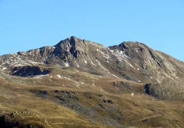 İsviçre karayolu geçidi Fluela (Fluelapass), Zernez - Kanton of Grisons, İsviçre (Kanton Graubuenden, Schweiz) üzerindeki Albula Alpleri 'nin kütlesinde Rocky Dağı zirvesi (2849 m).)