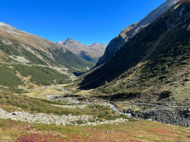 Alp Vadisi 'nin güzel sonbahar manzarası Val Grialetsch ve Albula Alp Dağları' ndaki Aua da Grialetsch nehri, Zernez Kantonu, İsviçre (Kanton Graubuenden, Schweiz)