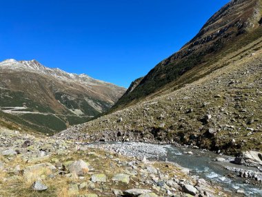 Alp Vadisi 'nin güzel sonbahar manzarası Val Grialetsch ve Albula Alp Dağları' ndaki Aua da Grialetsch nehri, Zernez Kantonu, İsviçre (Kanton Graubuenden, Schweiz)