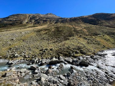 Dağ deresi Aua da Grialetsch Albula Alpleri 'nin güzel sonbahar manzarası Val Grialetsch, Zernez - Grisonlar Kantonu, İsviçre (Kanton Graubuenden, Schweiz)