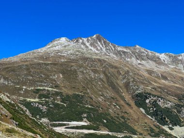 İsviçre Alpleri 'ndeki kayalık dağ zirvesi Piz Champatsch' a (2946 m) ilk kar yağışı Fluela (Fluelapass), Zernez - Kanton of Grisons, İsviçre (Kanton Graubuenden, Schweiz))