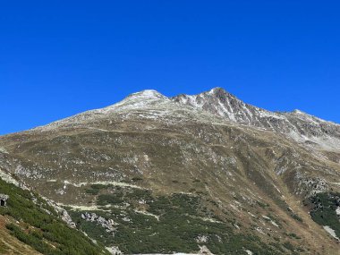 İsviçre Alpleri 'ndeki kayalık dağ zirvesi Piz Champatsch' a (2946 m) ilk kar yağışı Fluela (Fluelapass), Zernez - Kanton of Grisons, İsviçre (Kanton Graubuenden, Schweiz))