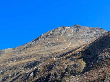 İsviçre 'nin Fluela (Fluelapass), Zernez - İsviçre' nin Grisonlar Kantonu (Kanton Graubuenden, Schweiz) üzerindeki Albula Alpleri 'nin kütlesinde Rocky dağı zirvesi Piz Murterchoembel (2998 m).)