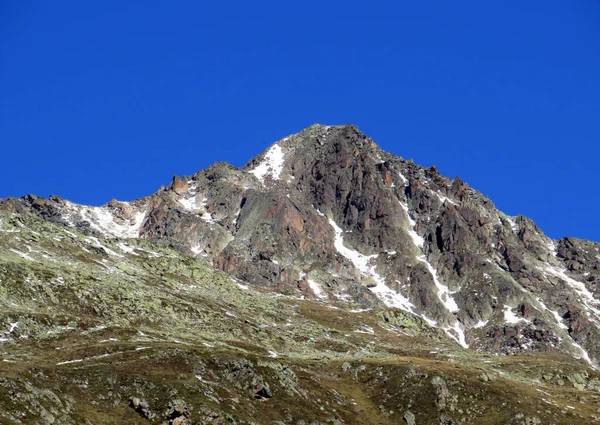 スイスアルプスの岩の多い山頂ピズ シャンパッチュ 2946M と山道の上の最初の雪は フレーラ フラパス ゼネス スイスのグリソンのカントン カントン グラウブデンデン — ストック写真