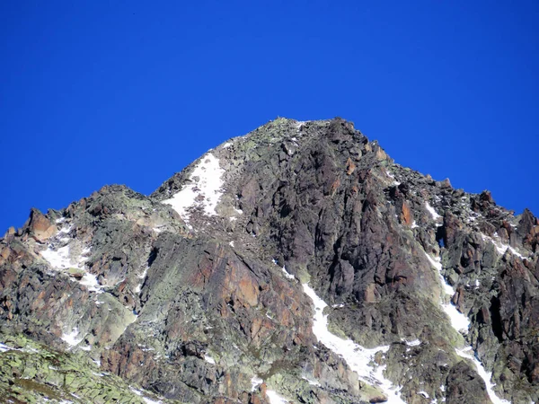 Πρώτο Χιόνι Στη Βραχώδη Κορυφή Του Βουνού Piz Champatsch 2946 — Φωτογραφία Αρχείου
