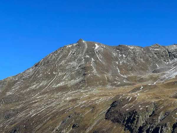 スイスの道路上のアルバ アルプスの大規模な山のピークピズMurterchoembel 2998 はFluela Fluapass Zernez カントン グリソンズ スイス Kann — ストック写真