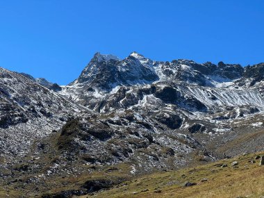 Albula Alpleri 'ndeki kayalık dağ zirvesine (3130 metre) ve Alp Vadisi' ndeki Val Grialetsch, Zernez - Kanton of Grisons, İsviçre (Kanton Graubuenden, Schweiz)