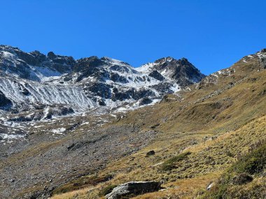 Albula Alpleri 'ndeki Chilbiritzenspitz (2852 m) tepesine ve Alp Vadisi' ndeki Val Grialetsch, Zernez - Kanton of Grisons, İsviçre (Kanton Graubuenden, Schweiz)