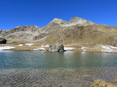 Albula Alpleri, Zernez - İsviçre 'nin Grisonlar Kantonu (Kanton Graubuenden, Schweiz) bölgesinde dağ kulübesinde (Chamanna da Grialetsch CAS veya Grialetsch-Huette SAC) yüksek dağlık göller vardır.)