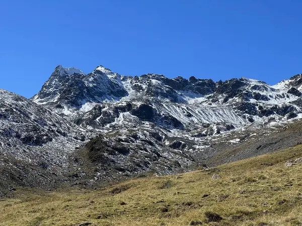 Erster Schnee Auf Dem Felsgipfel Piz Grialetsch 3130 Den Albulalpen — Stockfoto