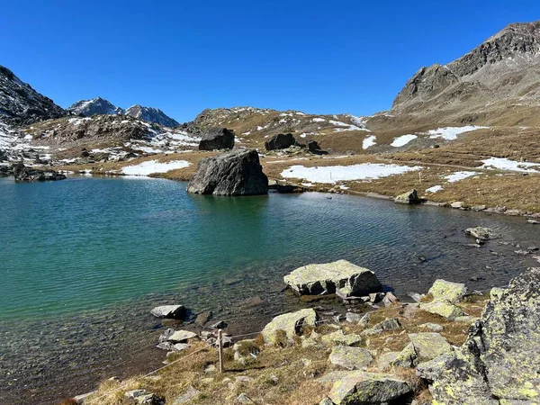 瑞士格里森州泽里尼斯Albula阿尔卑斯山地块上的高山湖泊 Chamanna Grialetsch Cas或Grialetsch Huette Sac Kanton Graubuenden Schweiz — 图库照片