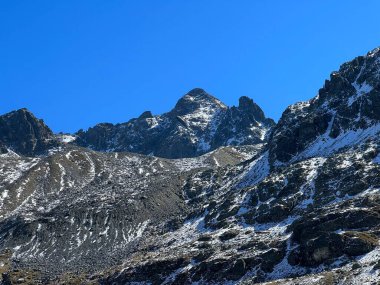 Albula Alpleri 'nin dağlık kesimindeki kayalık tepelerde ilk sonbahar karı Fluela (Fluelapass), Zernez - Grisonlar Kantonu, İsviçre (Kanton Graubuenden, Schweiz)