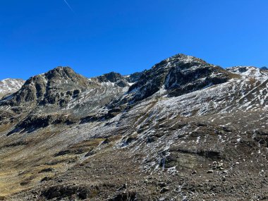Albula Alpleri 'nin dağlık kesimindeki kayalık tepelerde ilk sonbahar karı Fluela (Fluelapass), Zernez - Grisonlar Kantonu, İsviçre (Kanton Graubuenden, Schweiz)