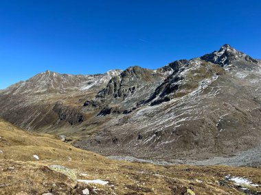 Albula Alpleri 'nin dağlık kesimindeki kayalık tepelerde ilk sonbahar karı Fluela (Fluelapass), Zernez - Grisonlar Kantonu, İsviçre (Kanton Graubuenden, Schweiz)