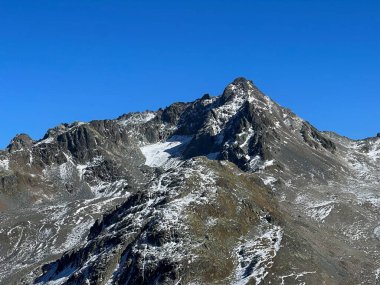 Albula Alpleri 'ndeki Piz Sarsura Pitschen (3132 m) tepesine ve Alp Vadisi' ndeki Val Grialetsch, Zernez Kantonu, İsviçre (Kanton Graubunden, Schweiz)