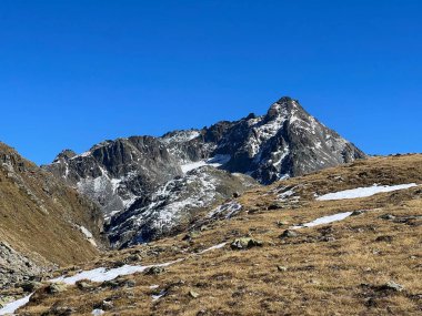 Albula Alpleri 'ndeki Piz Sarsura Pitschen (3132 m) tepesine ve Alp Vadisi' ndeki Val Grialetsch, Zernez Kantonu, İsviçre (Kanton Graubunden, Schweiz)