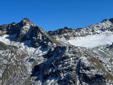 Albula Alpleri 'ndeki Piz Sarsura Pitschen (3132 m) tepesine ve Alp Vadisi' ndeki Val Grialetsch, Zernez Kantonu, İsviçre (Kanton Graubunden, Schweiz)