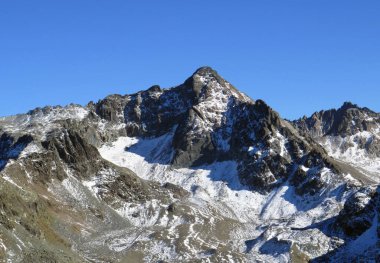 Albula Alpleri 'ndeki Piz Sarsura Pitschen (3132 m) tepesine ve Alp Vadisi' ndeki Val Grialetsch, Zernez Kantonu, İsviçre (Kanton Graubunden, Schweiz)