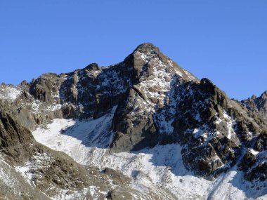 Albula Alpleri 'ndeki Piz Sarsura Pitschen (3132 m) tepesine ve Alp Vadisi' ndeki Val Grialetsch, Zernez Kantonu, İsviçre (Kanton Graubunden, Schweiz)